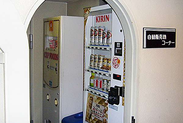 自働販売機コーナーに置かれた複数台の自動販売機